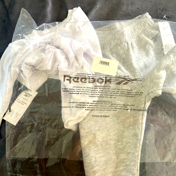 ❌SOLD❌Reebok Boys 3 Piece Set - 2 Long Sleeve Basketball  T-Shirt Size 5 and 1 - Picture 9 of 12